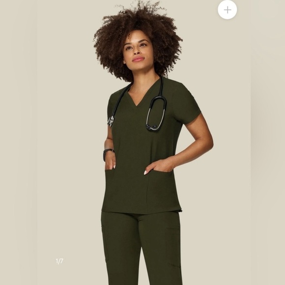 Mandala Short Sleeve Scrub Top Dark Green
Size Medium - Picture 1 of 5